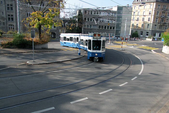 Трамвай на дороге